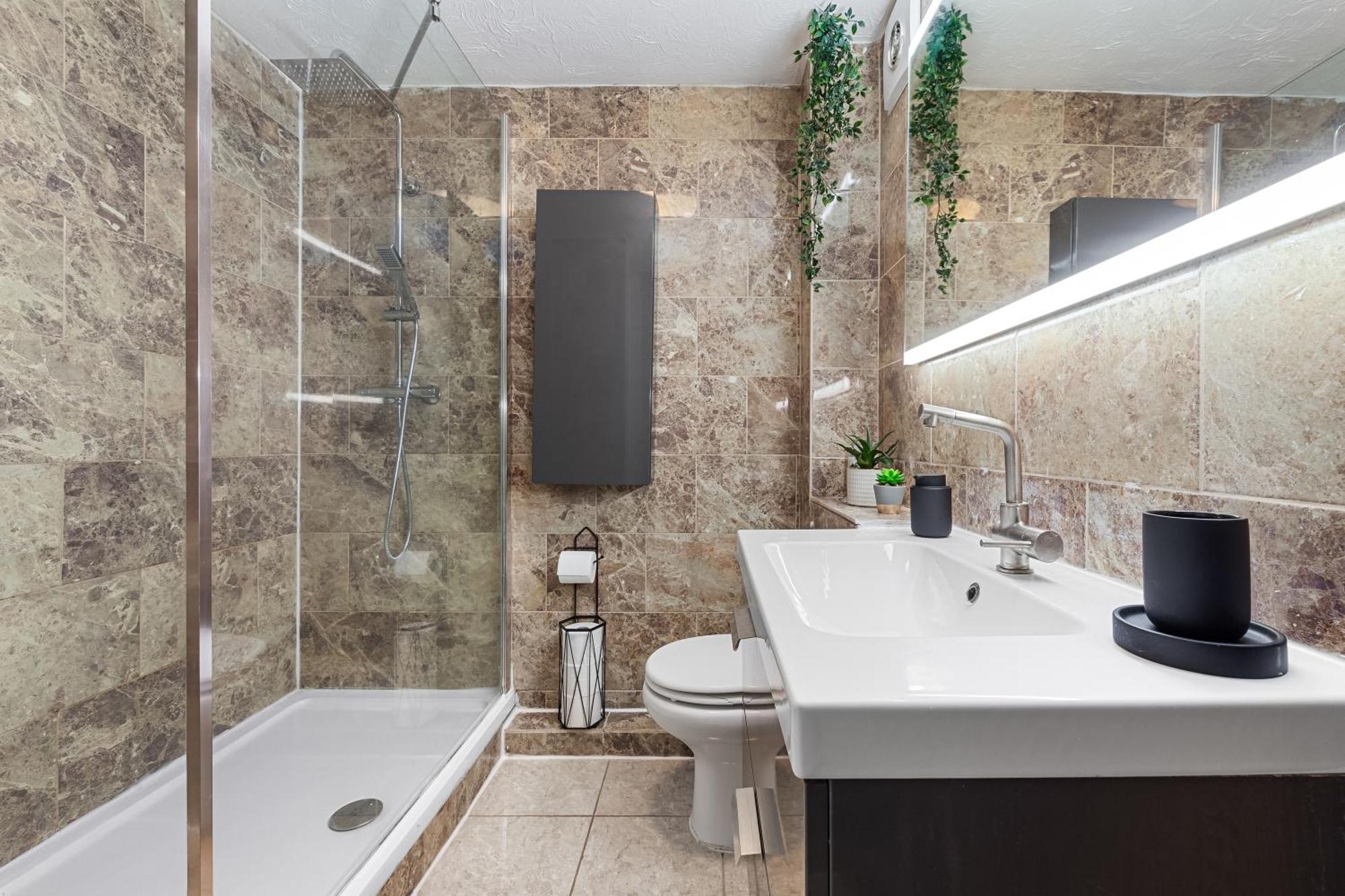 Quirky Canary 2Bed, Free Parking, Smart Tv & Games Londra Exterior foto